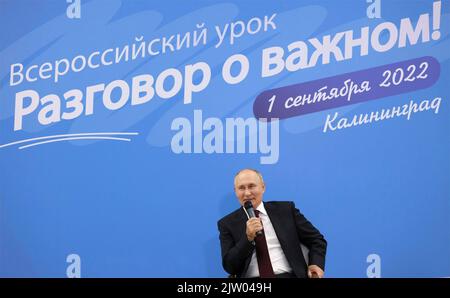 Kaliningrad, Russia. 01st Set, 2022. Il presidente russo Vladimir Putin tiene una lezione aperta con i vincitori delle competizioni culturali, scientifiche e sportive degli studenti al Museo e Teatro complesso educativo, 1 settembre 2022 a Kaliningrad, Russia. Credit: Gavriil Grigorov/Kremlin Pool/Alamy Live News Foto Stock