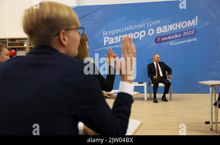 Kaliningrad, Russia. 01st Set, 2022. Il presidente russo Vladimir Putin tiene una lezione aperta con i vincitori delle competizioni culturali, scientifiche e sportive degli studenti al Museo e Teatro complesso educativo, 1 settembre 2022 a Kaliningrad, Russia. Credit: Gavriil Grigorov/Kremlin Pool/Alamy Live News Foto Stock