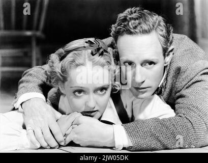 BETTE DAVIS e LESLIE HOWARD nella FORESTA PIETRIFICATA 1936 il regista ARCHIE MAYO suona Robert E. Sherwood sceneggiatura Charles Kenyon e Delmer Daves Warner Bros. Foto Stock