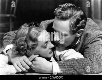 BETTE DAVIS e LESLIE HOWARD nella FORESTA PIETRIFICATA 1936 il regista ARCHIE MAYO suona Robert E. Sherwood sceneggiatura Charles Kenyon e Delmer Daves Warner Bros. Foto Stock