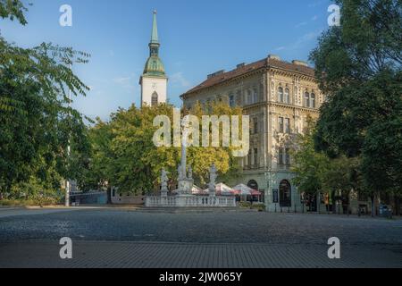 Colonna della Santissima Trinità in Piazza dei Pesce con la Cattedrale di San Martino sullo sfondo - Bratislava, Slovacchia Foto Stock