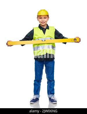 ragazzo in costruzione casco e giubbotto con livella Foto Stock