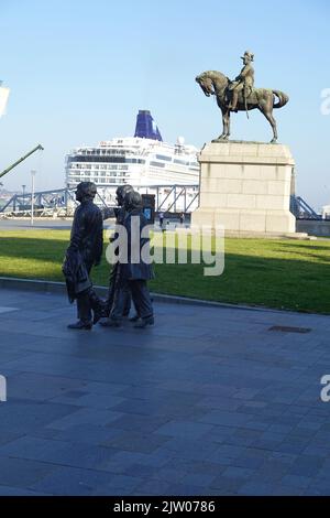 Norwegian Star Cruise Liner con statua dei Beatles in primo piano, River Mersey, Liverpool, Merseyside, Regno Unito Foto Stock