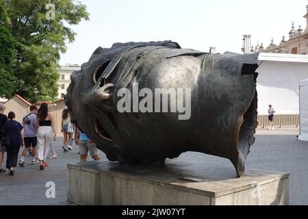 Scultura di Eros Bendato di Igor Mitoraj, Piazza del mercato di Cracovia, :Polonia Foto Stock