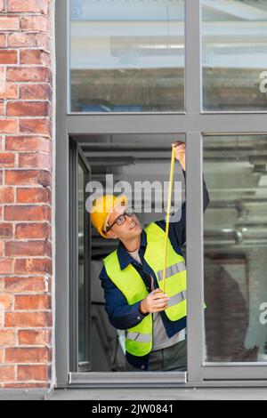 costruttore maschio con finestra di misurazione righello Foto Stock