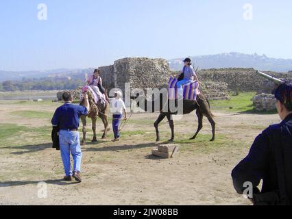 Foto 2005 - MAROCCO - turisti in giro a dorso di cammello a TANGERI, Nord Africa - ---- MAROC - Touristes faisant une balade à dos de chameau à TANGER, ---- المغرب - السياح الذين يركبون الجمال في طنجة , ------- MARRUECOS - Turistas dando un paseo en camello en Tánger Foto Stock