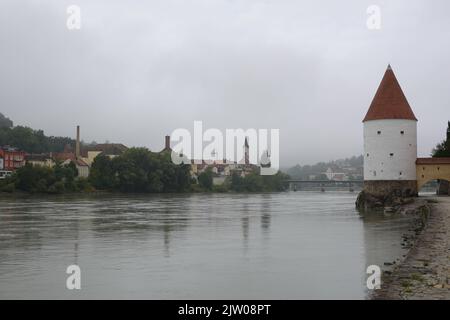 La Torre Schaiblingsturm è un punto di riferimento storico sulla riva del Danubio, a Passau, in Germania, originariamente utilizzato per la difesa e lo stoccaggio. Foto Stock