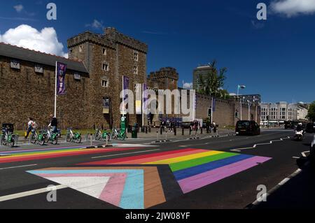 Castello di Cardiff 2022 con segni stradali di orgoglio arcobaleno. Giornata di sole. Foto Stock