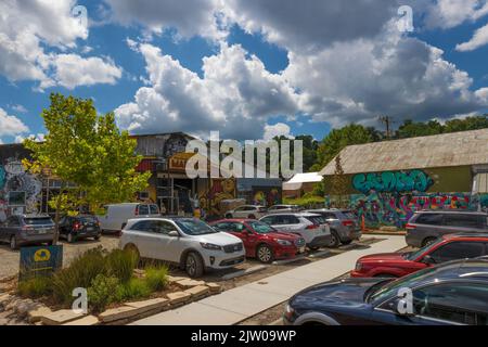 Ashville, North Carolina, USA - 27 agosto 2022: Il River Arts District lungo il French Board River. Una volta magazzino e mulini, ora hanno colorato Foto Stock