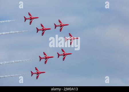 Bournemouth, Dorset, Regno Unito. 2nd settembre 2022. Migliaia di persone scendono a Bournemouth per il secondo giorno dello speciale Platinum Jubilee Bournemouth Air Festival, che ha ricevuto la benedizione della Regina, con una grande attività nei cieli, in mare e sulla terra. Le nazioni favorite frecce rosse completano la loro esposizione con sette piani oggi, dopo che la visualizzazione è stata tagliata a breve a causa di problemi meccanici ieri. Credit: Carolyn Jenkins/Alamy Live News Foto Stock