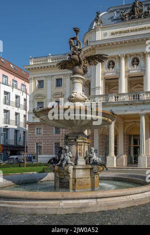 Fontana di Ganymedes di fronte al Teatro Nazionale Slovacco edificio storico - fontana creata da V. Tilgner, 1888 - Bratislava, Slovacchia Foto Stock