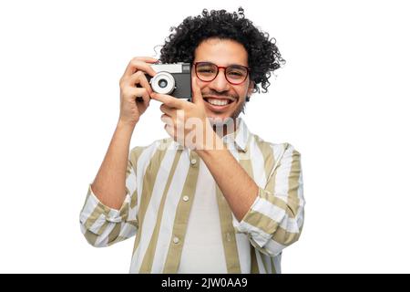 uomo sorridente o fotografo con una macchina fotografica Foto Stock