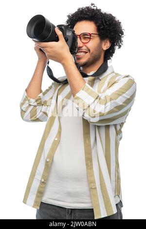 uomo sorridente o fotografo con fotocamera digitale Foto Stock