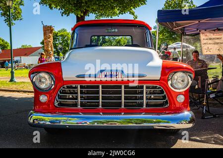 Falcon Heights, MN - 17 giugno 2022: Vista frontale in prospettiva bassa di un camioncino 3600 della Chevrolet Task Force 1956 in una fiera automobilistica locale. Foto Stock