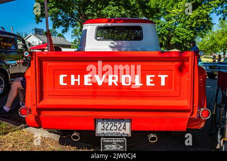 Falcon Heights, MN - 17 giugno 2022: Vista posteriore in prospettiva bassa di un camioncino da raccolta 1956 Chevrolet Task Force 3600 in una fiera automobilistica locale. Foto Stock