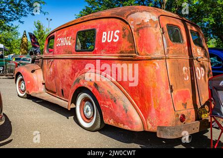Falcon Heights, MN - 17 giugno 2022: Vista dall'angolo posteriore in prospettiva bassa di un Ford Panel Delivery Truck School Bus 1947 in una fiera automobilistica locale. Foto Stock