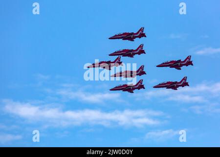 Bournemouth, Dorset, Regno Unito. 2nd settembre 2022. Migliaia di persone scendono a Bournemouth per il secondo giorno dello speciale Platinum Jubilee Bournemouth Air Festival, che ha ricevuto la benedizione della Regina, con una grande attività nei cieli, in mare e sulla terra. Le nazioni favorite frecce rosse completano la loro esposizione con sette piani oggi, dopo che la visualizzazione è stata tagliata a breve a causa di problemi meccanici ieri. Credit: Carolyn Jenkins/Alamy Live News Foto Stock