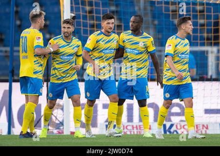 02 settembre 2022, bassa Sassonia, Brunswick: Calcio: 2nd Bundesliga, Eintracht Braunschweig - 1. FC Nürnberg, giorno 7, Eintracht-Stadion. Anthony Ujah di Braunschweig (2nd da destra) festeggia con Brian Behrendt, Fabio Kaufmann Jannis Nikolaou e Jan-Hendrik Marx dopo il suo obiettivo di farlo 2-2. Foto: Swen Pförtner/dpa - NOTA IMPORTANTE: Conformemente ai requisiti della DFL Deutsche Fußball Liga e della DFB Deutscher Fußball-Bund, è vietato utilizzare o utilizzare fotografie scattate nello stadio e/o della partita sotto forma di sequenze di immagini e/o serie di foto simili a un video Foto Stock