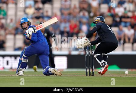 Zak Crawley di London Spirit si mazze durante la partita dei cento uomini di Eliminator all'Ageas Bowl di Southampton. Data immagine: Venerdì 2 settembre 2022. Foto Stock