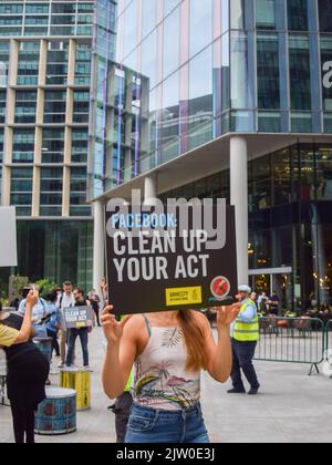 Londra, Regno Unito. 2nd settembre 2022. I manifestanti, compresi i membri di Amnesty UK, si sono riuniti fuori dagli uffici di Meta (ex Facebook) a Londra in solidarietà con Guillermo Camacho, un leader sindacale e più pulito che è stato licenziato da uno degli appaltatori di Meta nel 2021 dopo aver protestato contro l'azienda per le condizioni di lavoro. Amnesty ha accusato Meta di aver violato i diritti dei lavoratori. Credit: Vuk Valcic/Alamy Live News Foto Stock