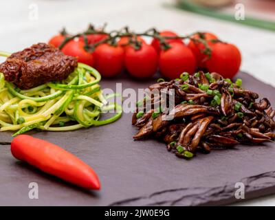 Spaghetti di zucchine con pomodori disidratati ed essiccati Foto Stock