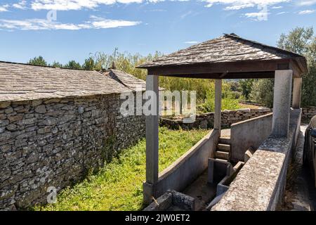 Boveda de Mera, Spagna. Lavadoiro tradizionale (locale di lavaggio pubblico) in questo piccolo villaggio della Galizia Foto Stock