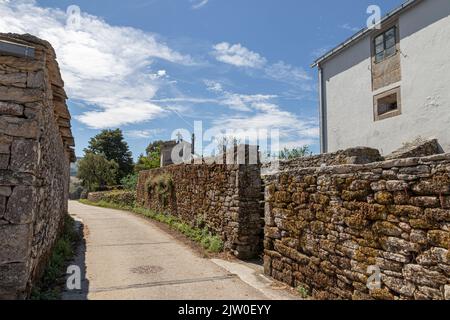 Boveda de Mera, Spagna. Case tradizionali galiziane in questo villaggio in Galizia Foto Stock