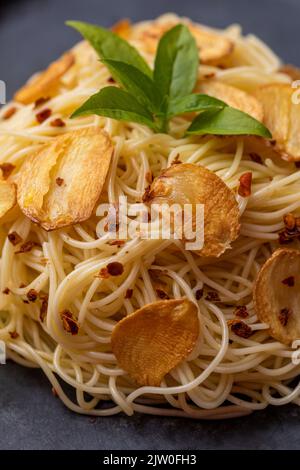 Spaghetti con aglio fritto e olio d'oliva. Foto Stock