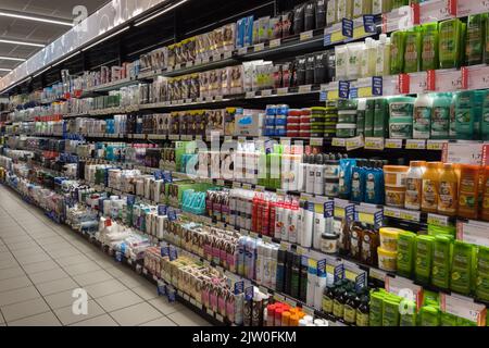 Fossano, Italia - 11 agosto 2022: Diversi marchi e tipi di condizionatori per capelli, creme per il corpo e cosmetici in vendita sullo scaffale del marchio italiano Foto Stock