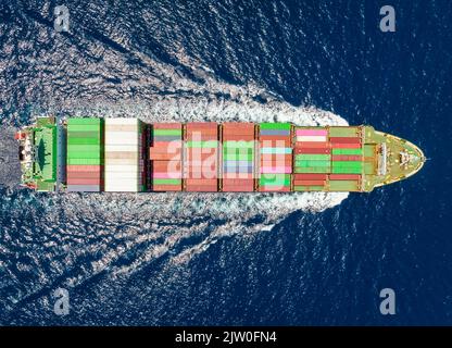 Vista aerea dall'alto di una nave container caricata Foto Stock