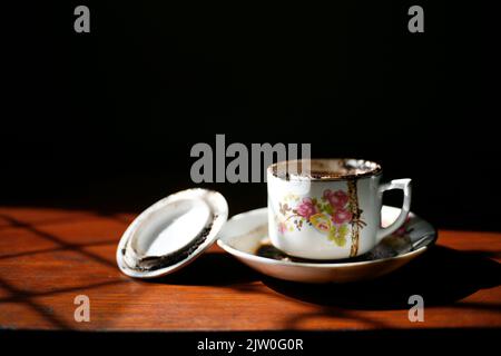 Tradizionale tazza di caffè indonesiano su tavolo di legno Foto Stock