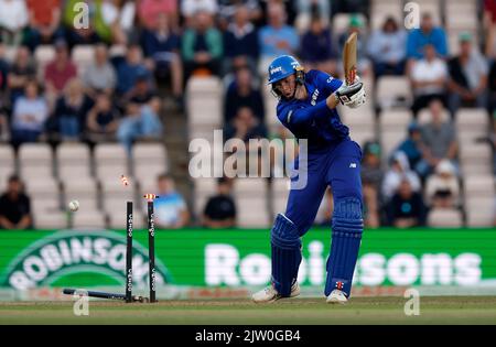 Il London Spirit's Zak Crawley è invischiato da Paul Walter, originale di Manchester, durante la partita dei cento uomini di Eliminator all'Ageas Bowl di Southampton. Data immagine: Venerdì 2 settembre 2022. Foto Stock