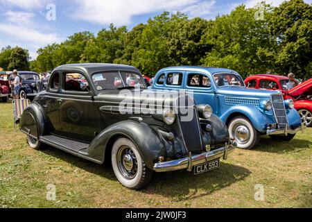 1936 Chrysler Wimbledon & Ford Model 48 in mostra all'American Auto Club Rally of the Giants, tenutosi a Blenheim Palace il 10 luglio 2022 Foto Stock