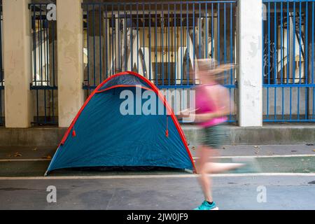 Londra, Regno Unito. 31 Ott 2022. Un pareggiatore femminile che passa davanti a una tenda con un letto ruvido a Londra. Foto Stock