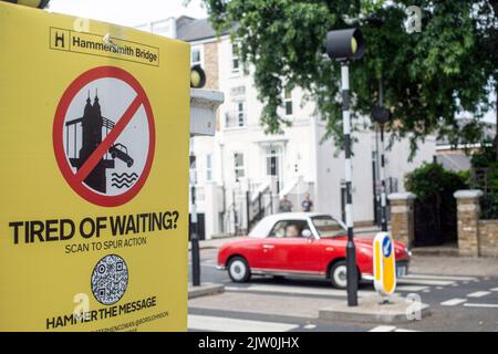 hammersmith ponte chiuso segno di protesta stanco di aspettare locali sono stanchi di aspettare. Sono passati molti mesi dalla chiusura del Ponte Hammersmith Foto Stock