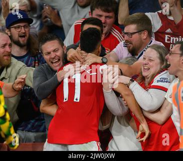 31 ago 2022 - Arsenal / Aston Villa - Premier League - Emirates Stadium Gabriel Martinelli celebra il suo obiettivo con i fan dell'Arsenal durante la partita presso l'Emirates Stadium. Foto : Mark Pain / Alamy Live News Foto Stock