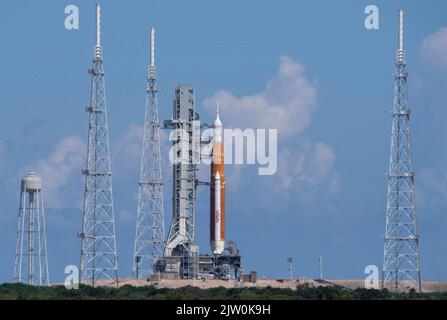 Kennedy Space Center, USA. 01 Settembre 2022. Il razzo NASA Space Launch System con la navicella spaziale Orion sul complesso di lancio 39B al Kennedy Space Center, 1 settembre 2022, a Cape Canaveral, Florida. Il conto alla rovescia per il test di volo senza equipaggio è stato riprogrammato per settembre 3rd a seguito di un problema dell'impianto di alimentazione che ha causato un ritardo prolungato. Credit: Joel Kowsky/NASA/Alamy Live News Foto Stock