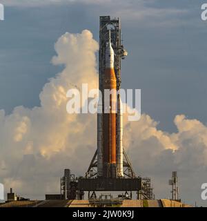 Kennedy Space Center, USA. 02 Settembre 2022. Il razzo NASA Space Launch System con la navicella spaziale Orion sul complesso di lancio 39B al Kennedy Space Center, 2 settembre 2022, a Cape Canaveral, Florida. Il conto alla rovescia per il test di volo senza equipaggio è stato riprogrammato per settembre 3rd a seguito di un problema dell'impianto di alimentazione che ha causato un ritardo prolungato. Credit: Bill Ingalls/NASA/Alamy Live News Foto Stock