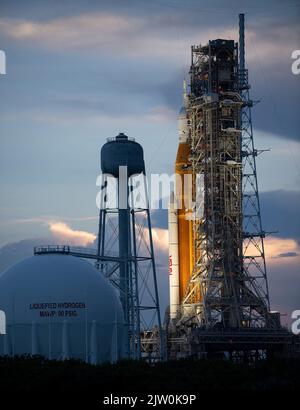 Kennedy Space Center, USA. 31 agosto, 2022. Il razzo NASA Space Launch System con la navicella spaziale Orion sul complesso di lancio 39B al Kennedy Space Center, 31 agosto 2022, a Cape Canaveral, Florida. Il conto alla rovescia per il test di volo senza equipaggio è stato riprogrammato per settembre 3rd a seguito di un problema dell'impianto di alimentazione che ha causato un ritardo prolungato. Credit: Joel Kowsky/NASA/Alamy Live News Foto Stock