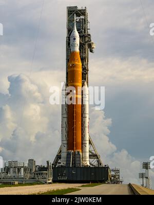 Kennedy Space Center, USA. 02 Settembre 2022. Il razzo NASA Space Launch System con la navicella spaziale Orion sul complesso di lancio 39B al Kennedy Space Center, 2 settembre 2022, a Cape Canaveral, Florida. Il conto alla rovescia per il test di volo senza equipaggio è stato riprogrammato per settembre 3rd a seguito di un problema dell'impianto di alimentazione che ha causato un ritardo prolungato. Credit: Bill Ingalls/NASA/Alamy Live News Foto Stock