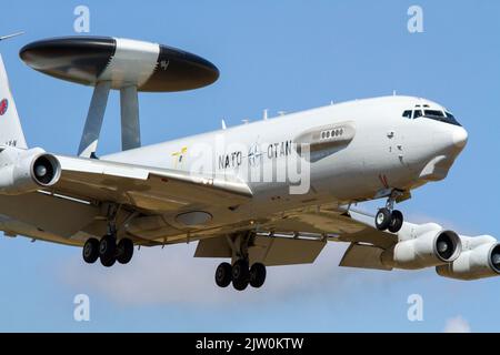 Boeing e-3A Sentry, AWACS LX-N90451, nominativo #NATO40 pratica #touchandgo 8th agosto 2022 alla RAF Mildenhall nel Regno Unito Foto Stock