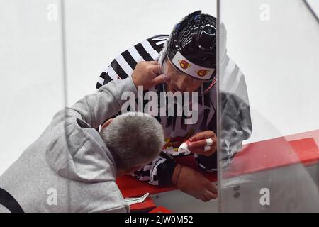 Trinec, Repubblica Ceca. 02nd Set, 2022. L'arbitro infortunato è visto durante la Champions Hockey League, Gruppo H, partita HC Ocelari Trinec vs Belfast Giants, il 2 settembre 2022, a Trinec, Repubblica Ceca. Credit: Jaroslav Ozana/CTK Photo/Alamy Live News Foto Stock