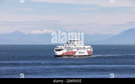 BC Ferries passando per lo stretto di Georgia sulla costa occidentale dell'Oceano Pacifico. Foto Stock