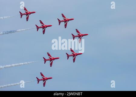 Bournemouth, Dorset, Regno Unito. 2nd settembre 2022. Migliaia di persone scendono a Bournemouth per il secondo giorno dello speciale Platinum Jubilee Bournemouth Air Festival, che ha ricevuto la benedizione della Regina, con una grande attività nei cieli, in mare e sulla terra. Le nazioni favorite frecce rosse completano la loro esposizione con sette piani oggi, dopo che la visualizzazione è stata tagliata a breve a causa di problemi meccanici ieri. Credit: Carolyn Jenkins/Alamy Live News Foto Stock