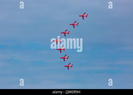 Bournemouth, Dorset, Regno Unito. 2nd settembre 2022. Migliaia di persone scendono a Bournemouth per il secondo giorno dello speciale Platinum Jubilee Bournemouth Air Festival, che ha ricevuto la benedizione della Regina, con una grande attività nei cieli, in mare e sulla terra. Le nazioni favorite frecce rosse completano la loro esposizione con sette piani oggi, dopo che la visualizzazione è stata tagliata a breve a causa di problemi meccanici ieri. Credit: Carolyn Jenkins/Alamy Live News Foto Stock