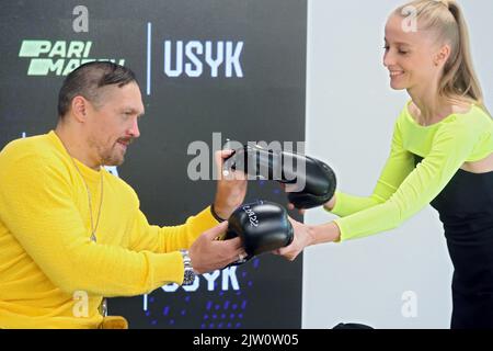 Kiev, Ucraina. 02nd Set, 2022. KIEV, UCRAINA - 02 SETTEMBRE 2022 - WBA, WBO, IBF, IBO e il campione mondiale di pesi massimi Oleksandr Usyk del ring firmi i suoi guanti da boxe durante l'incontro con i giornalisti ucraini, Kyiv, capitale dell'Ucraina. Credit: Ukrinform/Alamy Live News Foto Stock