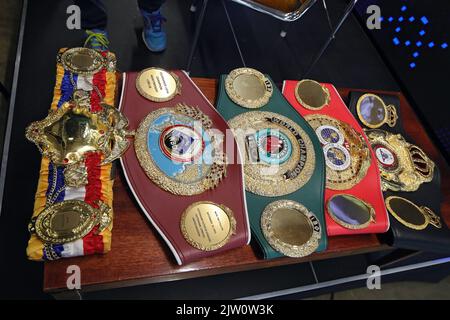 Kiev, Ucraina. 02nd Set, 2022. KIEV, UCRAINA - 02 SETTEMBRE 2022 - cinghie di boxe di un IBF, WBA, WBO, IBO e il campione del mondo di pesi massimi Oleksandr Usyk, Kyiv, capitale dell'Ucraina. Credit: Ukrinform/Alamy Live News Foto Stock