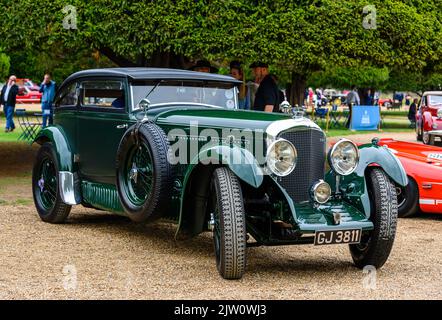 Auto che arrivano al Concours of Elegance 2022 che si tiene all'Hampton Court Palace Foto Stock