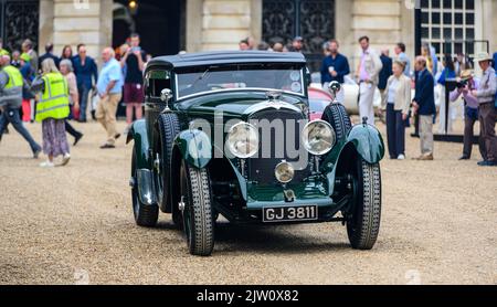 Auto che arrivano al Concours of Elegance 2022 che si tiene all'Hampton Court Palace Foto Stock