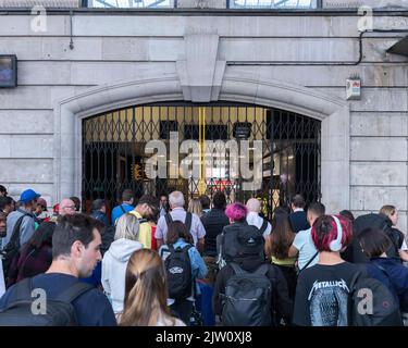 Un altro giorno di sciopero ferroviario si svolge oggi sotto la guida del sindacato RMT. Il servizio ferroviario è notevolmente ridotto e parte dalle 7am del mattino. Nella foto: Viaggio Foto Stock